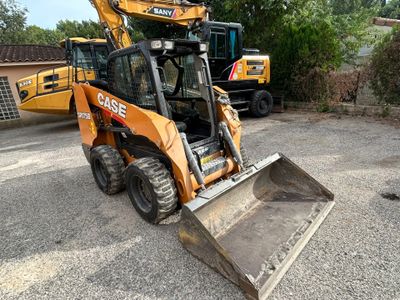 une photo d'un engin de chantier garé sur un parking