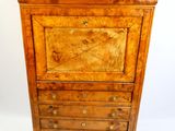une vieille commode en bois avec un plateau en marbre