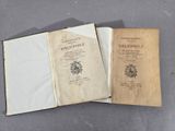 un vieux livre ouvert posé sur une table, à côté d'un livre ouvert