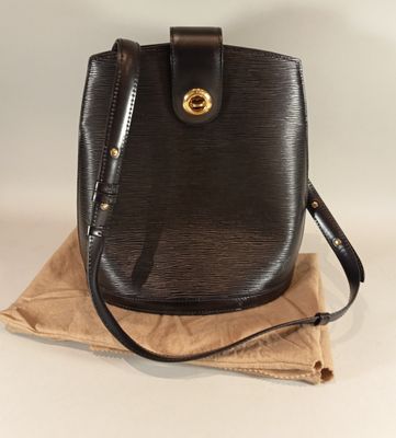 LOUIS VUITTON Sac à main modèle "Cluny" en cuir épi noir, in…