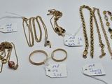 plusieurs types de bijoux sont présentés sur une surface blanche