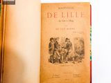 un livre ouvert sur lequel figure la photo d'un groupe de personnes