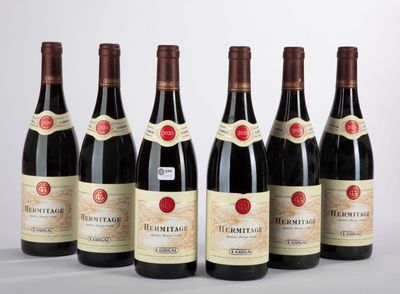 six bouteilles de vin rouge sont alignées