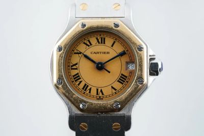 une image d'un gros plan d'une montre-bracelet avec des chiffres romains