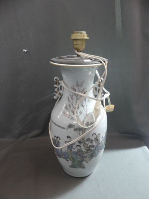 un vase blanc orné d'un motif floral