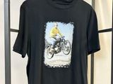 t-shirt noir avec l'image d'un homme à moto
