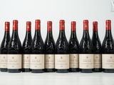 six bouteilles de vin alignées sur une table