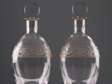 paire de carafes en verre transparent ornées de bordures dorées