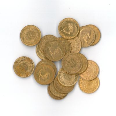 une pile de pièces d'or sur une surface blanche