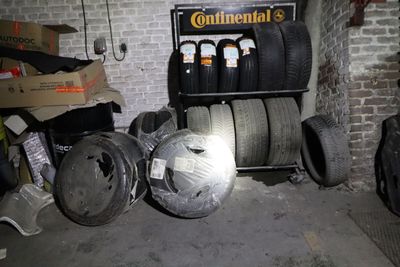 un tas de pneus dans un garage, à côté d'un autre tas de pneus