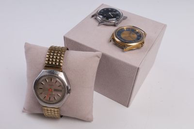 deux montres rangées dans une boîte
