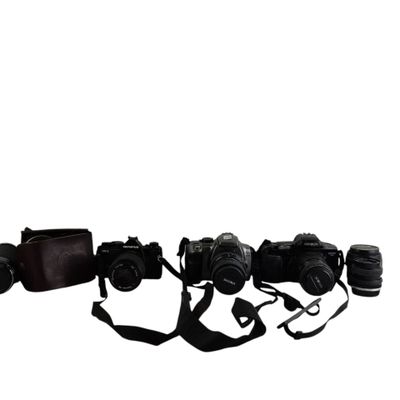 plusieurs appareils photo et une courroie d'appareil photo sur fond blanc