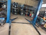 un grand garage contenant de nombreux outils