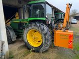 un tracteur garé devant un bâtiment