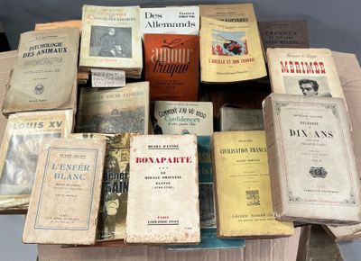un grand nombre de livres posés sur une table