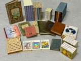 un grand nombre de livres posés sur une table