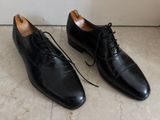 men ' s black leather shoes with laces on the toes