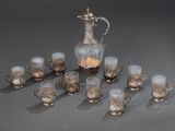 de nombreux objets en argent et en verre posés sur la table