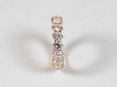 gros plan d'une bague en diamant sur une surface blanche