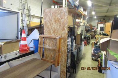 une pièce remplie de nombreux meubles dans un entrepôt