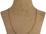 un collier à chaîne en or sur le torse d'un mannequin