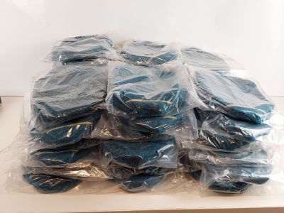 une pile d'éponges bleues posée sur une table