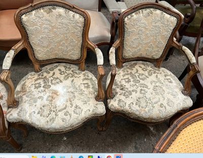 two chairs that are sitting next to each other