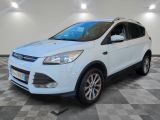 Une Ford Kuga blanche est garée dans une grande pièce