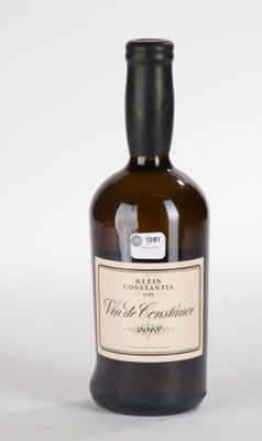 une bouteille de vin posée sur une table