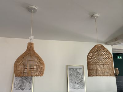 deux lampes suspendues au plafond au-dessus d'un lit