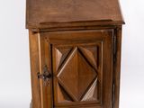 un petit meuble en bois surmonté d'une porte