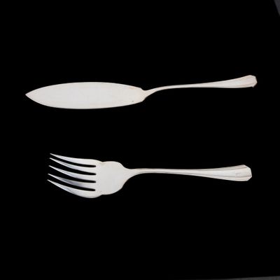 deux fourchettes et une cuillère sur fond noir