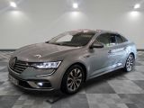 La Volkswagen Artero grise est garée sur un sol en carrelage à damier.