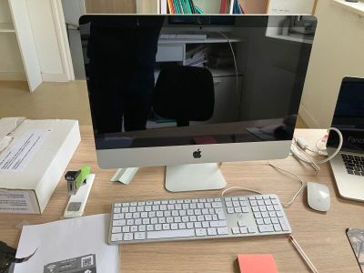 une image représentant un bureau avec un ordinateur, un clavier, une souris et d'autres objets