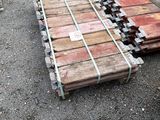 plusieurs morceaux de bois sont empilés les uns sur les autres par terre