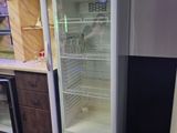 un réfrigérateur avec une porte en verre dans une cuisine