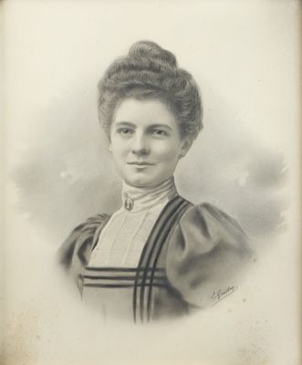 portrait d'une femme en robe, avec un col autour du cou