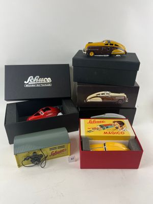 beaucoup de petites voitures dans des boîtes posées sur la table