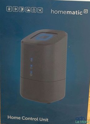 emballage d'un boîtier de commande domestique dans une boîte posée sur une table