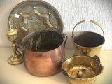 trois types différents d'objets métalliques posés sur une table