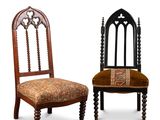 paire de chaises de style gothique avec des housses d'assise à motifs floraux