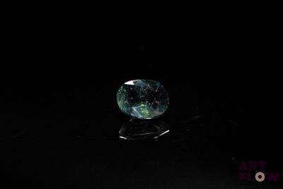 une image représentant une boule de cristal posée sur une surface noire