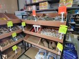 de nombreux rayons proposant différents types de produits alimentaires dans le magasin