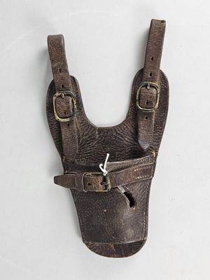 un vieil étui en cuir marron muni de deux boucles