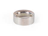 gros plan d'une bague en argent sur fond blanc