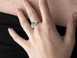 une femme portant une bague sertie d'une pierre verte
