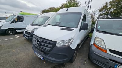 de nombreuses camionnettes blanches garées les unes à côté des autres sur un parking