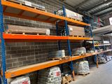 de nombreuses étagères contenant des boîtes et des boîtes dans un entrepôt