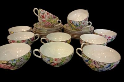 12 tasses et sous-tasses en porcelaine de Chine à décor flor…