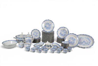 une image représentant un ensemble d'assiettes et de bols bleus et blancs